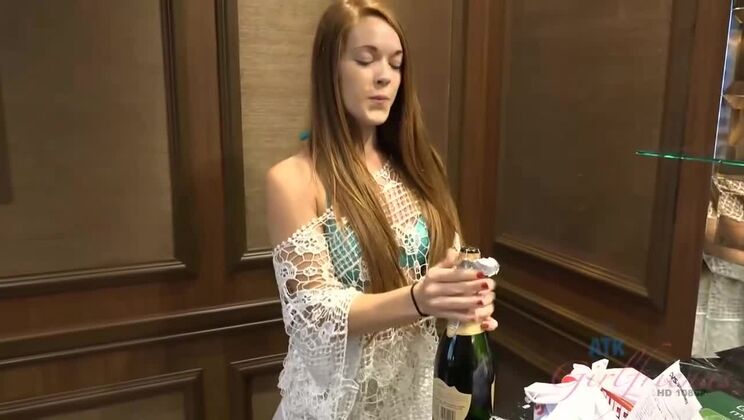 Amateur Kimberly Brix enjoys a rough creampie