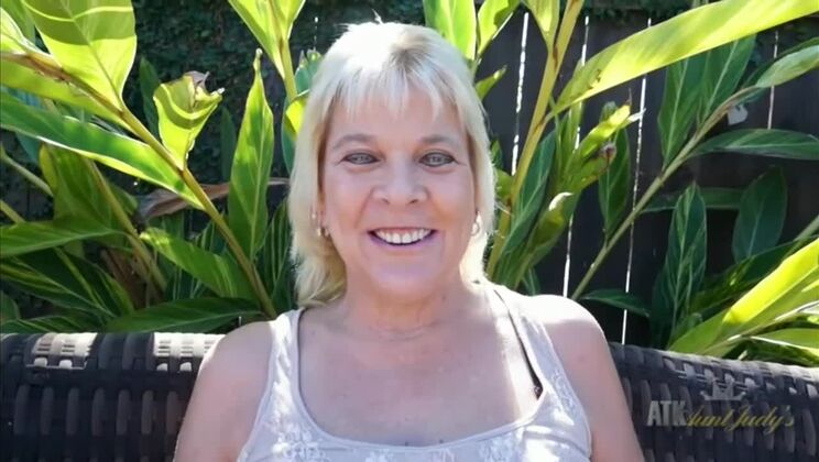 Mature Sindy Silver Plays Herself Outside