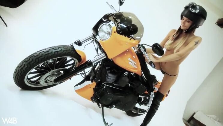 [Watch4Beauty] - Clover's Blonde Bombshell Backstage - Clover