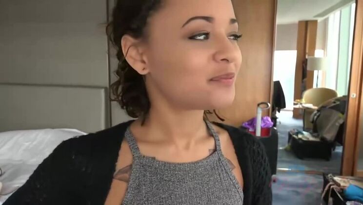 Amateur Girlfriend Holly Hendrix in Fetish Video