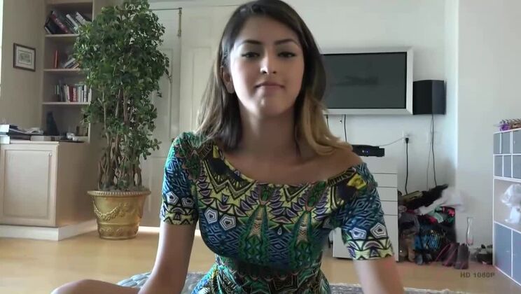 Sophia Leone: Amateur Latina with a Fancy Footjob