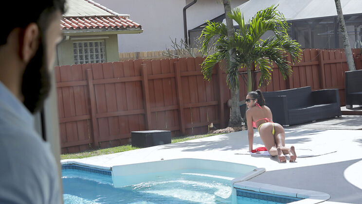 [FamilyStrokes] - Vienna Black's Wet Pool Encounter - Vienna Black - Derrick Ferrari