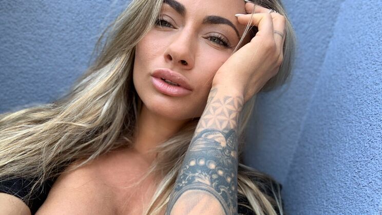Michaela's Outdoor Masturbation Session