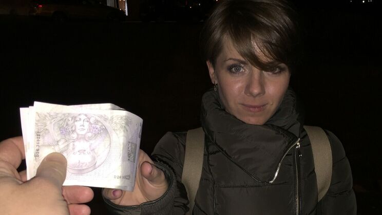 Amateur Short Hair Girl Gives Blowjob in POV