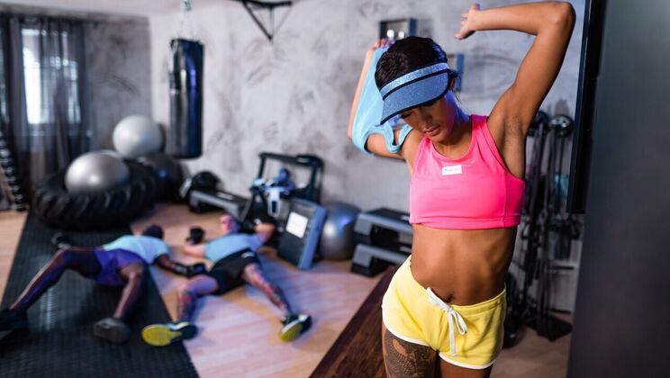 [FitnessRooms] - Deepthroat and gagging in intense threesome with teen - Max Dior - Eddy Blackone - Capri Lmonde