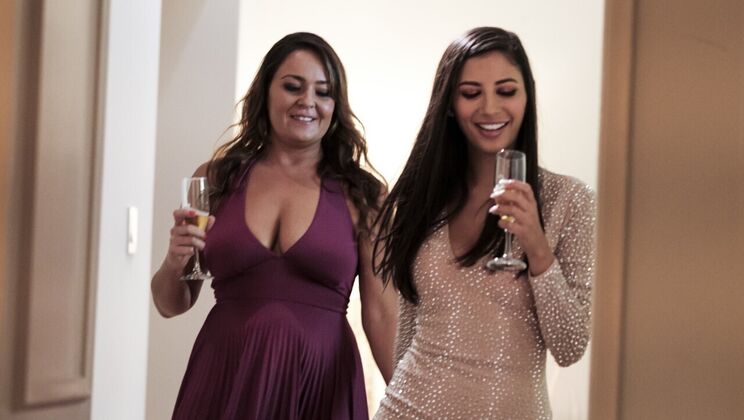 Feet Fetish and Lesbian Kiss: Gianna Dior and Elexis Monroe