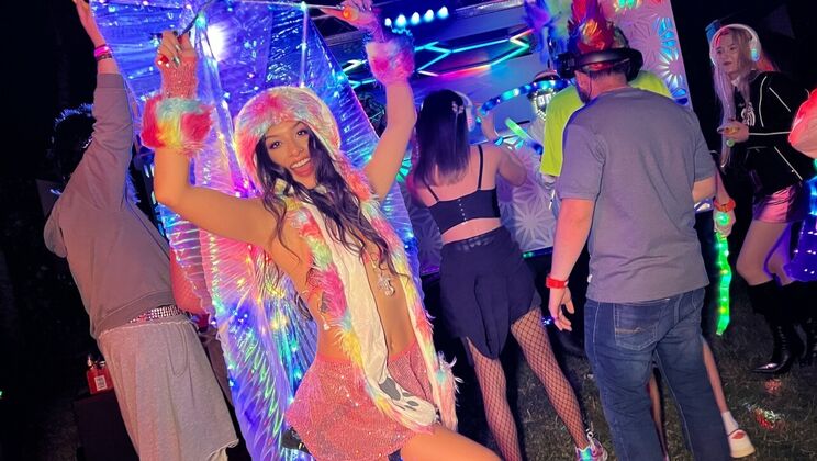 [MOFOS] - Blowjob by Lux La Fox in Silent Disco - Lucas Frost - Lux La Fox