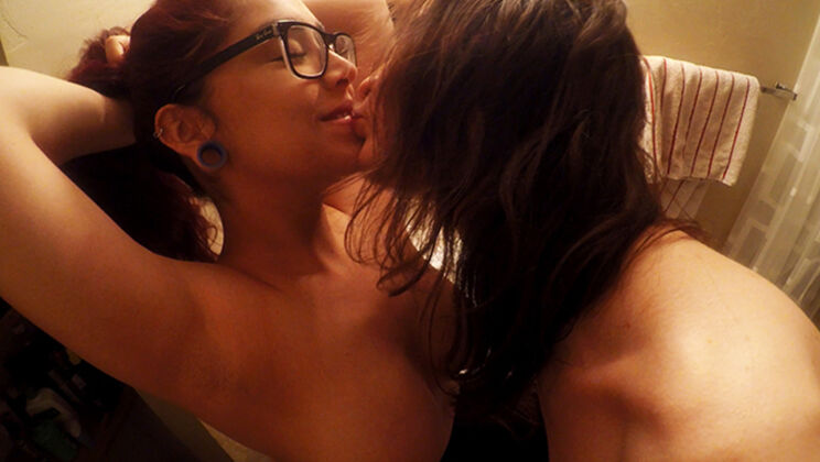 Daisy Wears Glasses and Beats Chores With a Handjob